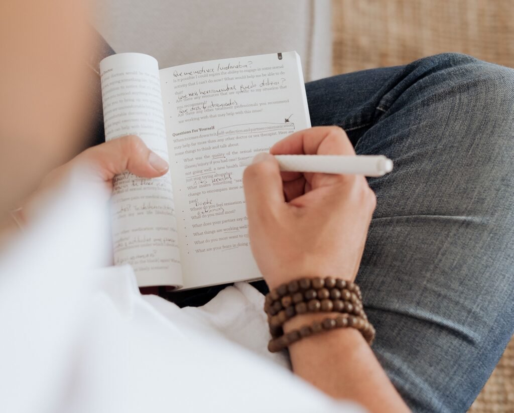 Acompañamiento emocional y consciente Coaching para relaciones conscientes Procesos de reconexión personal y espiritual Sanación del vínculo interior femenino o masculino Círculos de palabra y acompañamiento grupal Exploración del placer y la sensualidad consciente Caminos de calma mental y gestión emocional Procesos de cierre emocional y transición amorosa Coaching de bienestar integral y equilibrio interior Espacios de reconexión a través del arte y la palabra